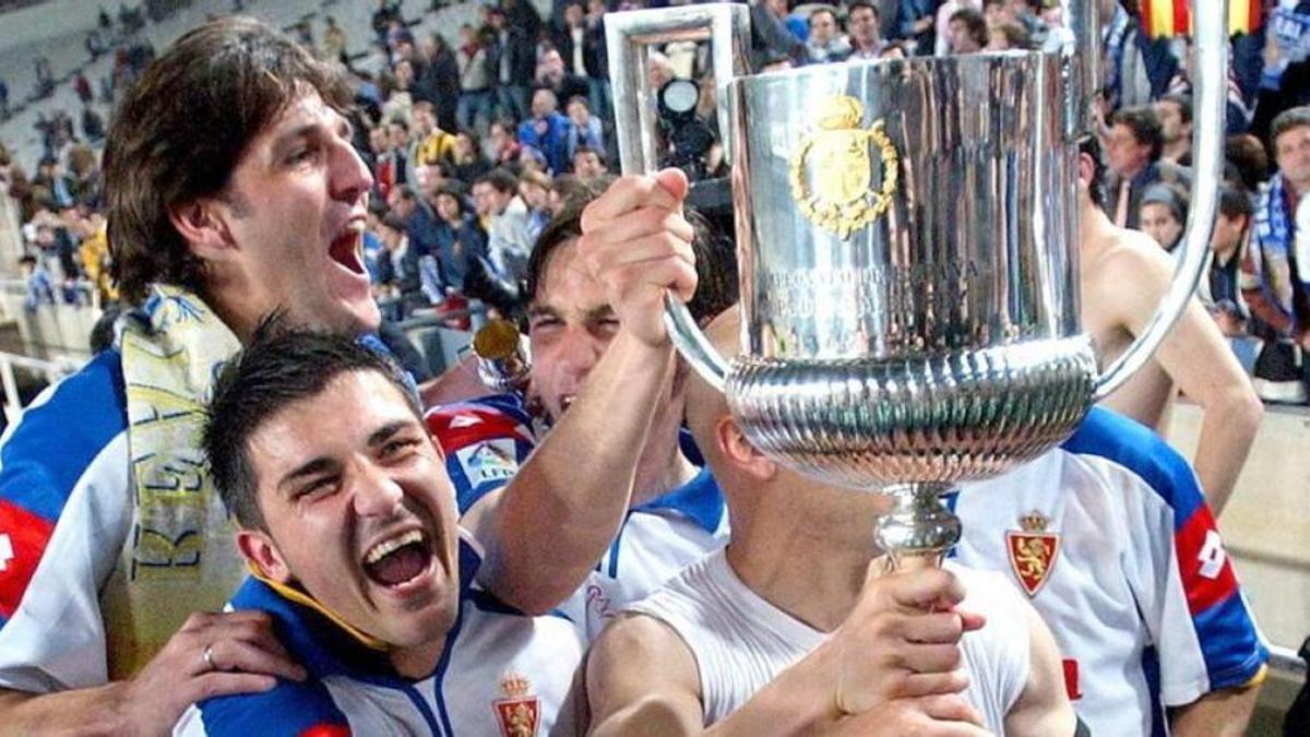 Los jugadores del Real Zaragoza celebran el triunfo logrado ante el Real Madrid en 2004.
