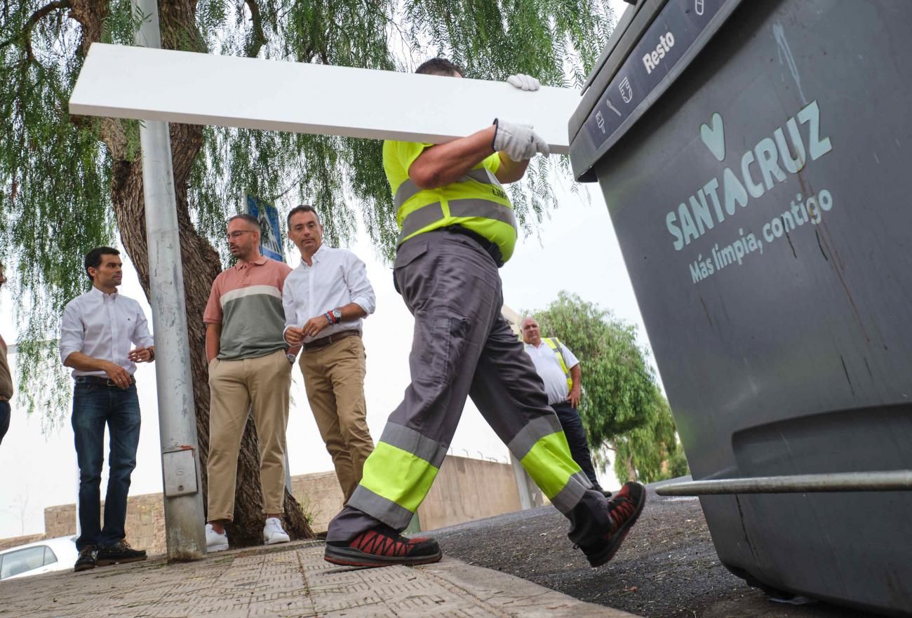 Recogida de enseres en Santa Cruz en el inicio de la campaña 5 días, 5 distritos