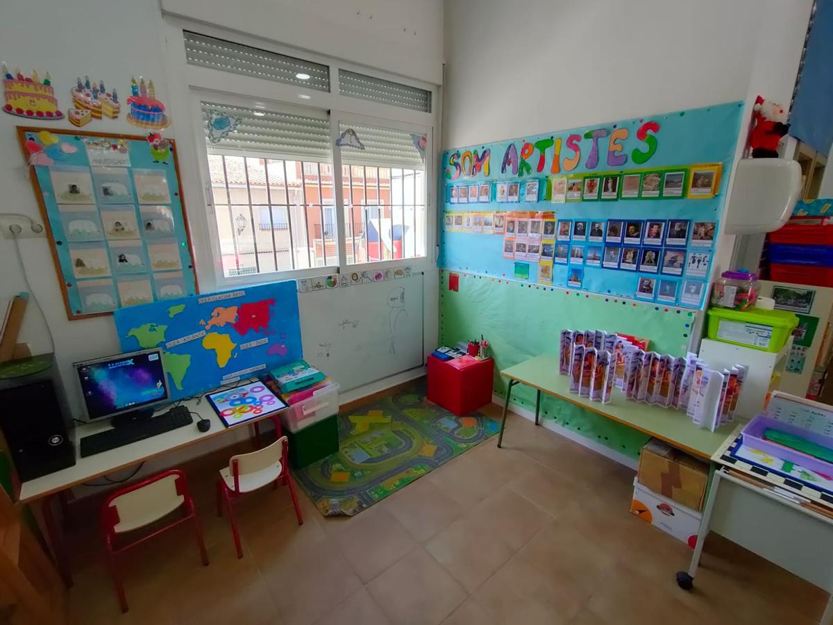 Un aula de la escuela de Sanet y Negrals.