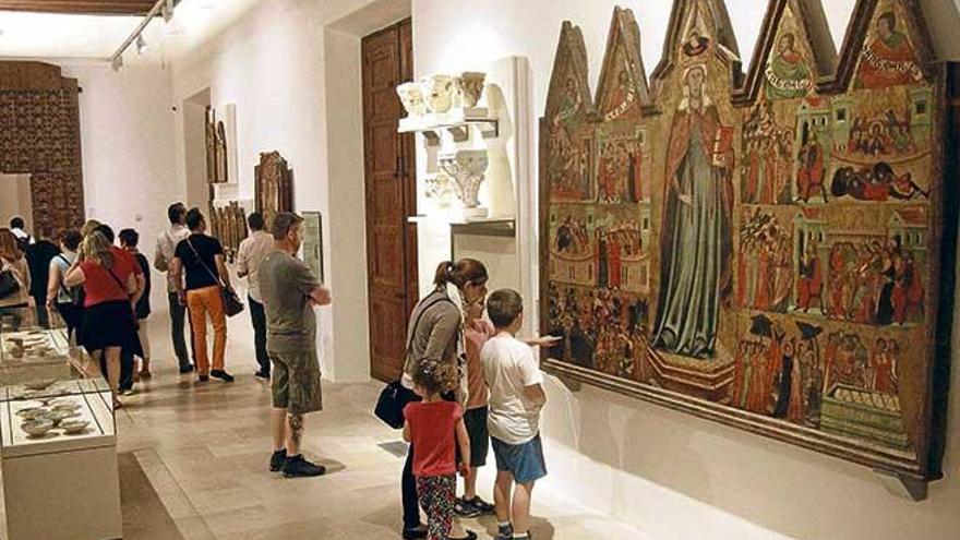 Visitantes en la exposición permanente del Museu de Mallorca.