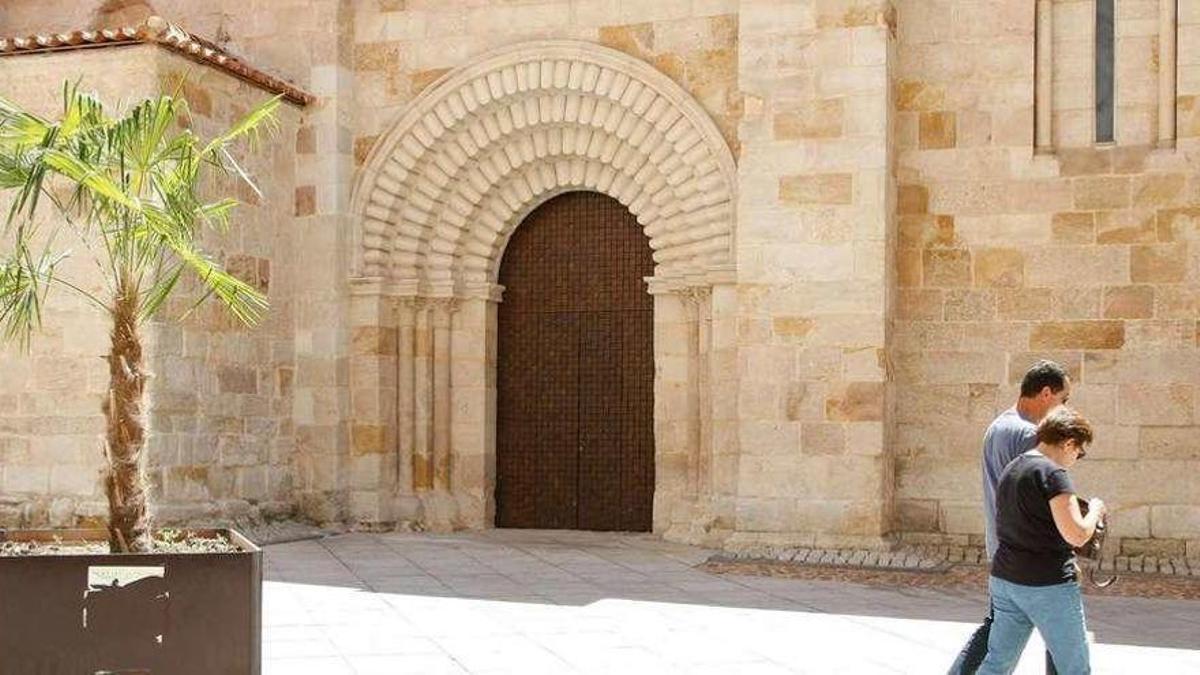 Uno de los laterales de la iglesia de Santiago del Burgo en Zamora.