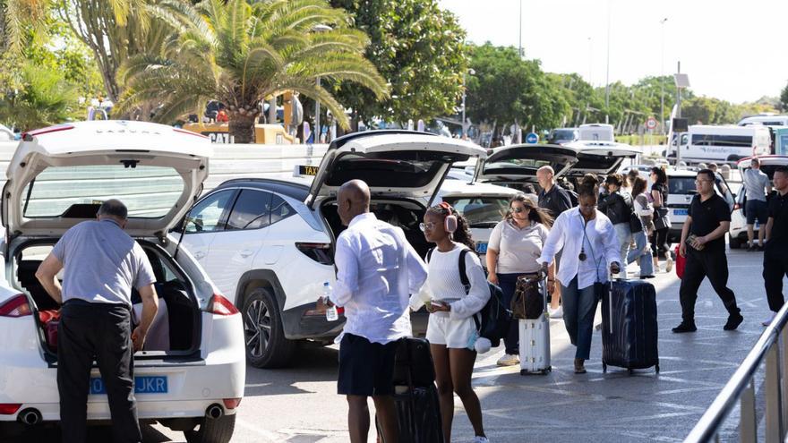 Imagen de archivo de la parada de taxis en el aeropuerto. | V.MARÍ