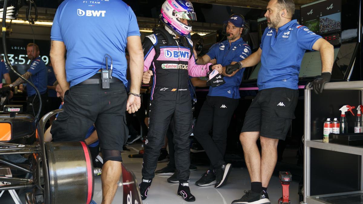 Alonso en el Box junto a sus ingenieros