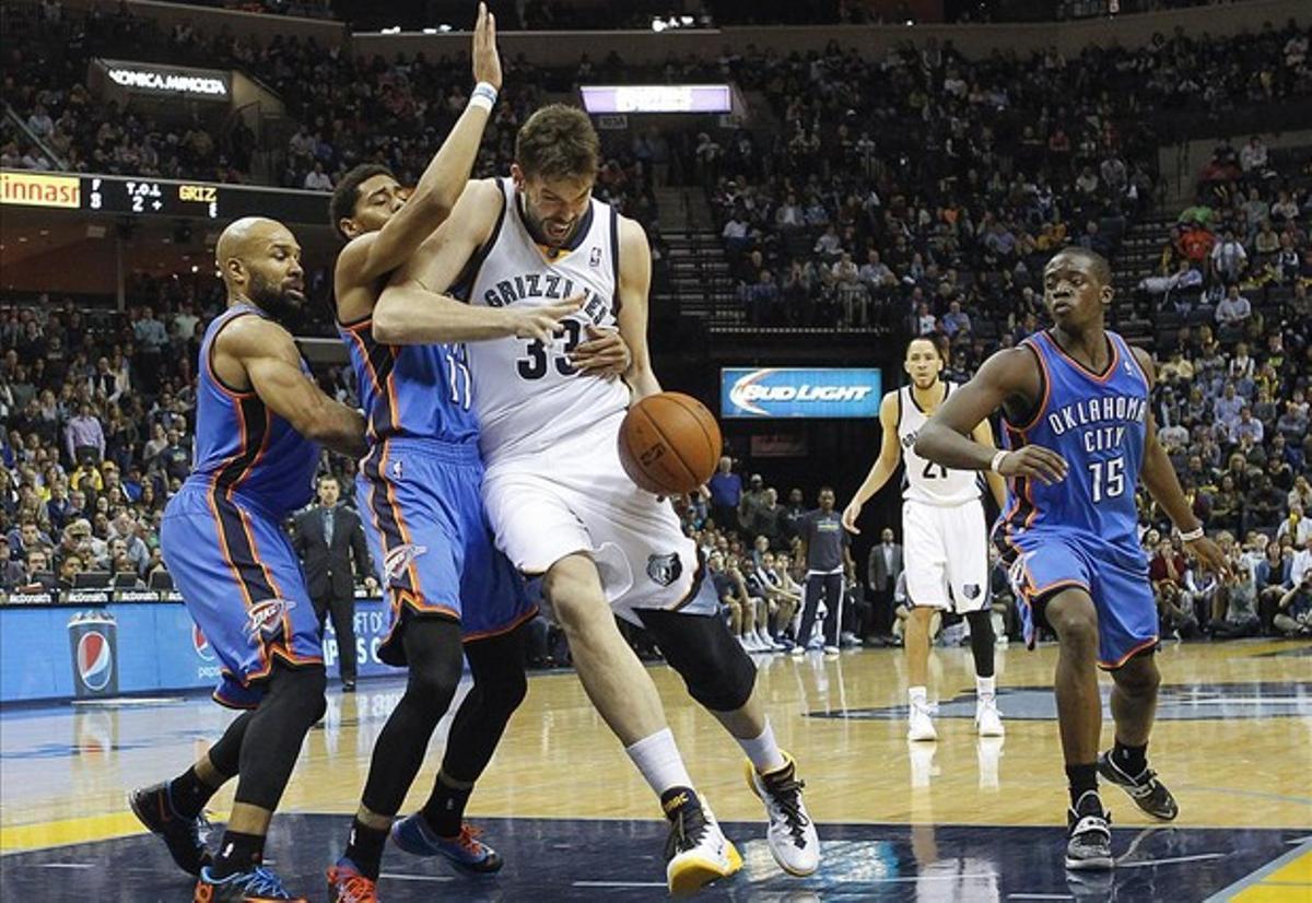 Marc Gasol, envoltat de defensors de l’Oklahoma. Marc Gasol, envoltat de defensors de l’Oklahoma.