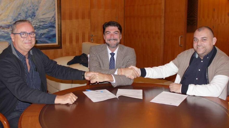 Espadero, Barcala y Gómez, esta mañana, en la firma de contratos de las Hogueras Oficiales