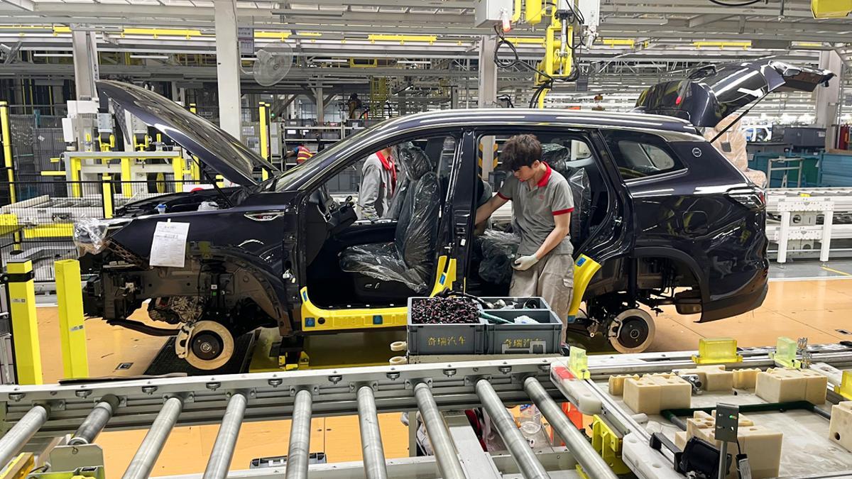 Colocación asientos en la fabrica del grupo Chery en Wuhu (China).