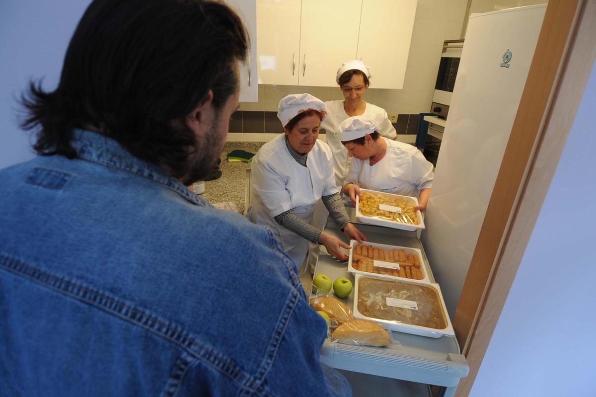 Un usuario del comedor social de Langreo en una imagen de archivo