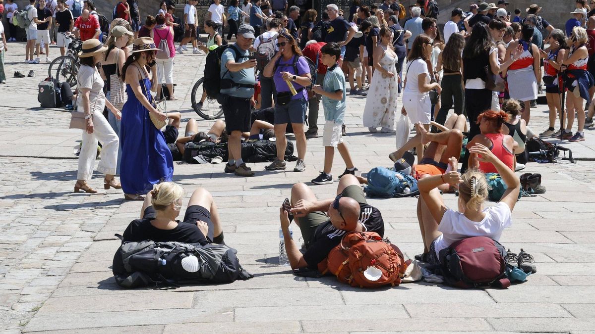 Calor, turistas y colas en la Catedral: crónica fotográfica de un domingo de agosto en Compostela