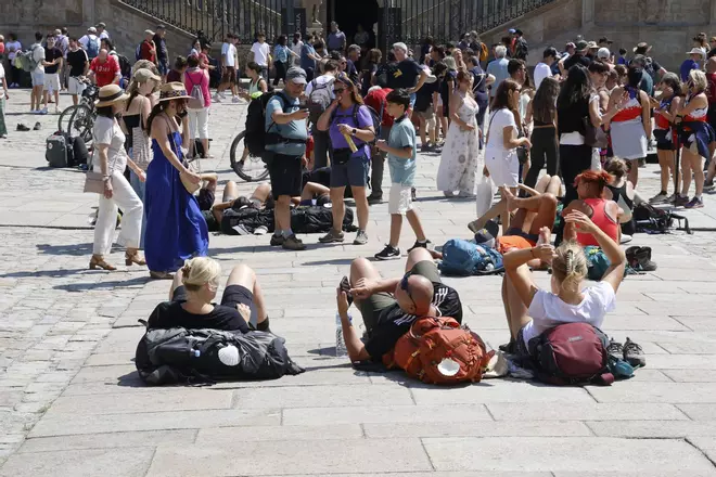 Calor, turistas y colas en la Catedral: crónica fotográfica de un domingo de agosto en Compostela