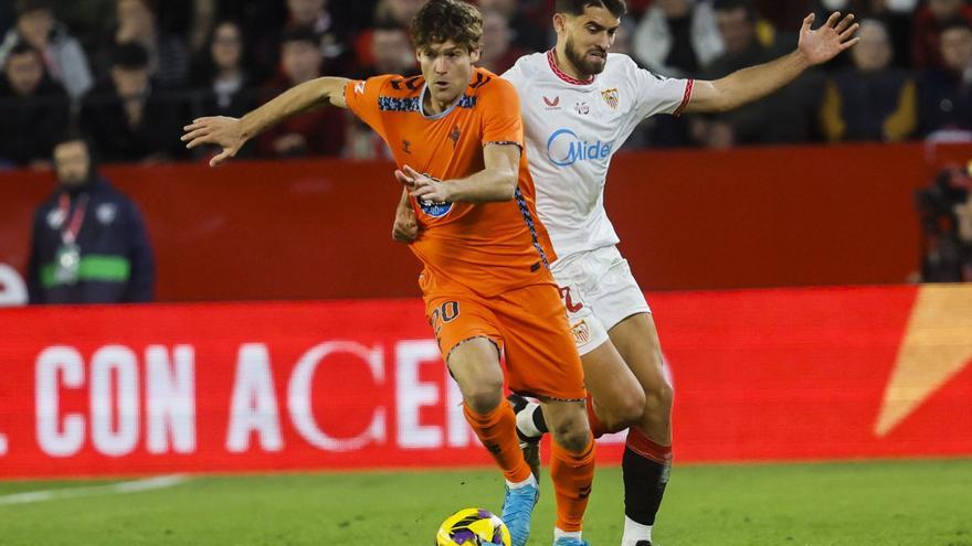Marcos Alonso avanza con la
pelota ante el sevillista Álvaro.
| Efe