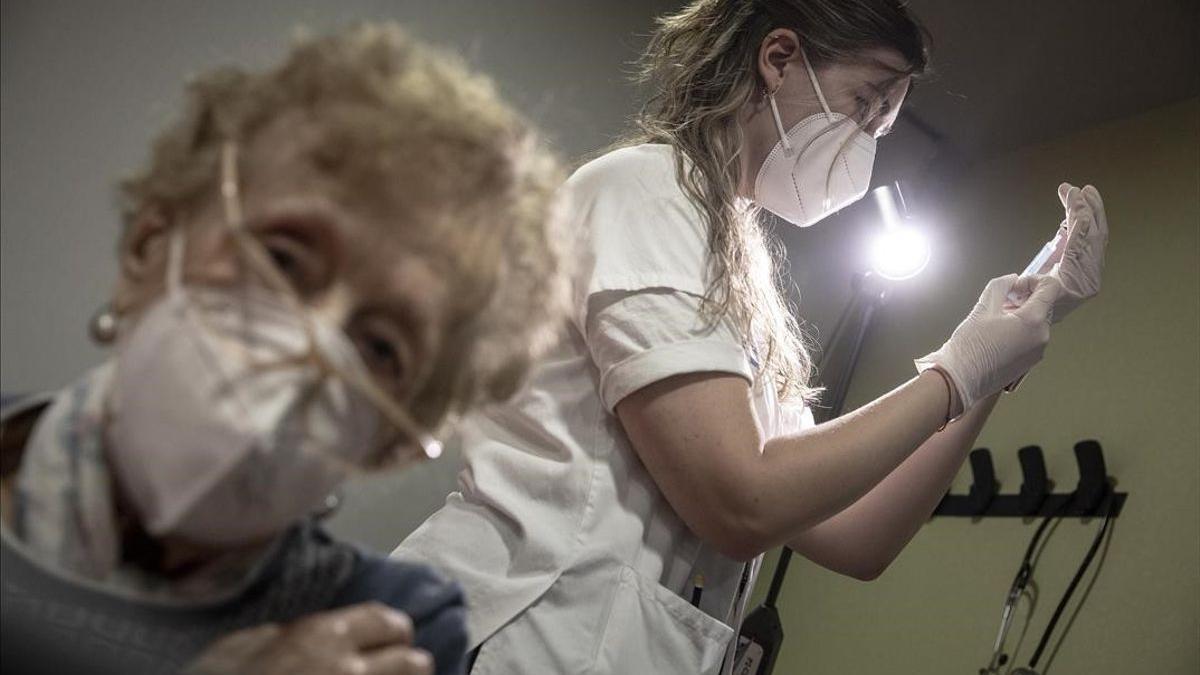 Vacunación contra el covid con la vacuna de Pfizer a mayores de 80 anos. En la imagen, una mujer recibe la vacuna en el CAP Bordeta-Magòria.