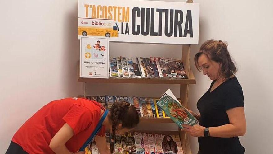 El Bibliobús La Mola cedeix a Castellví un expositor amb revistes per llegir a la piscina
