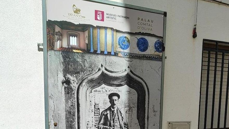 Oliva renueva los paneles informativos y decorativos de la calle Palau