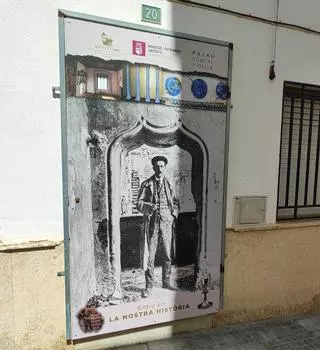 Oliva renueva los paneles informativos y decorativos de la calle Palau