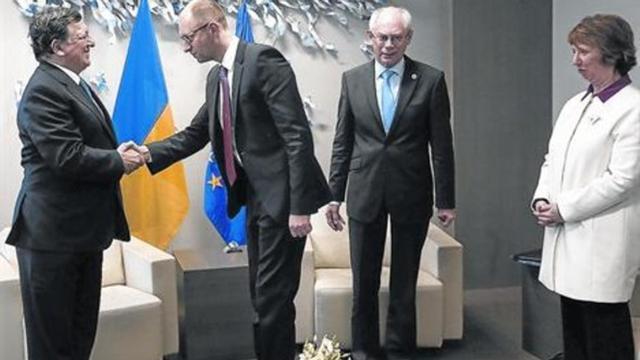El primer ministro de Ucrania, Arseni Yatseniuk, con la cúpula de la UE, ayer.