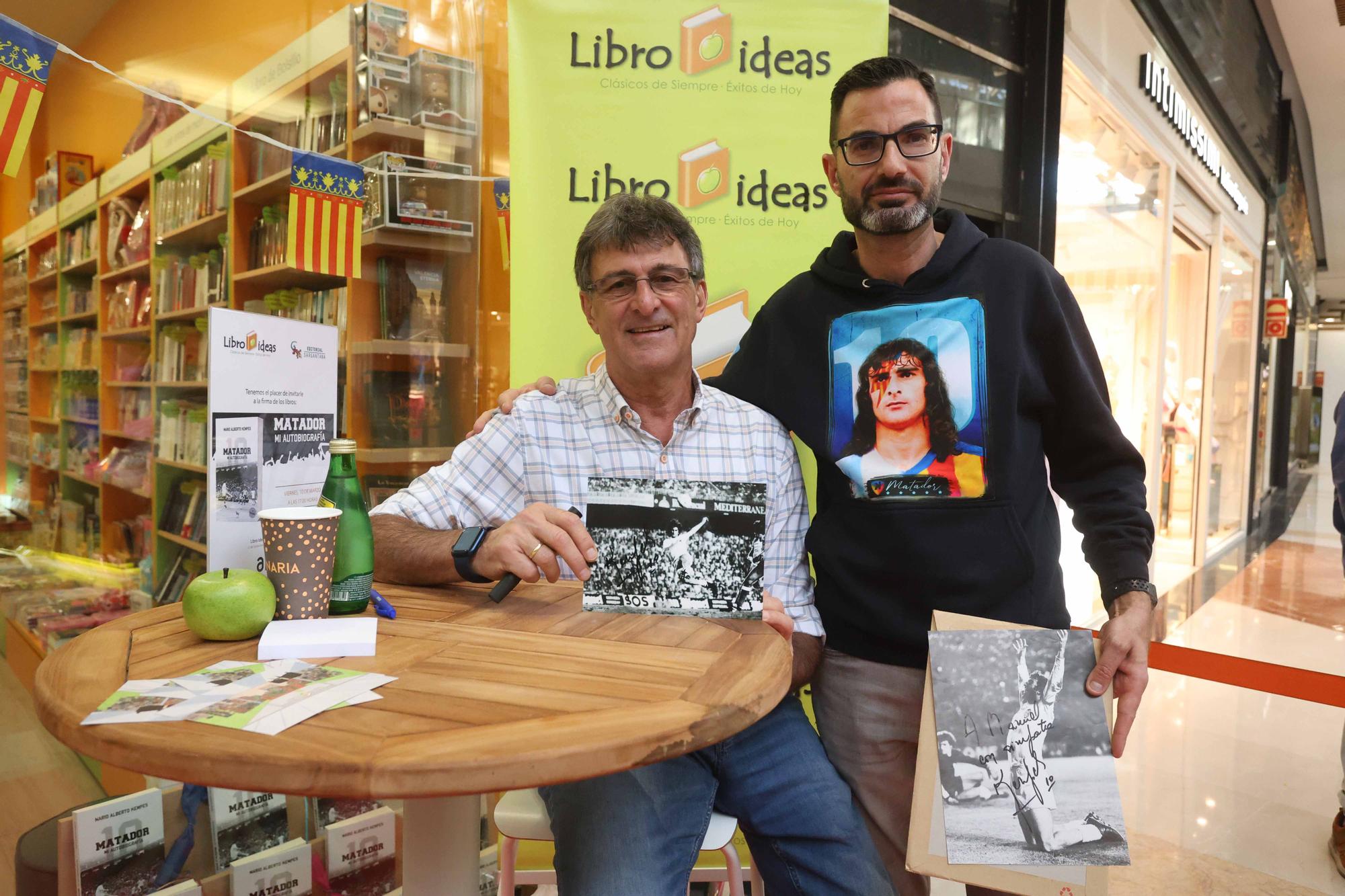 La firma de libros de Kempes en Valencia