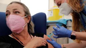 Una mujer es vacunada contra la covid-19 en el hospital de campaña ubicado junto al Hospital La Fe de Valencia, el 6 de abril del 2021.