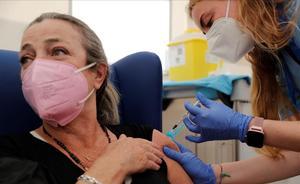 Una mujer es vacunada contra la covid-19 en el hospital de campaña ubicado junto al Hospital La Fe de Valencia, el 6 de abril del 2021.