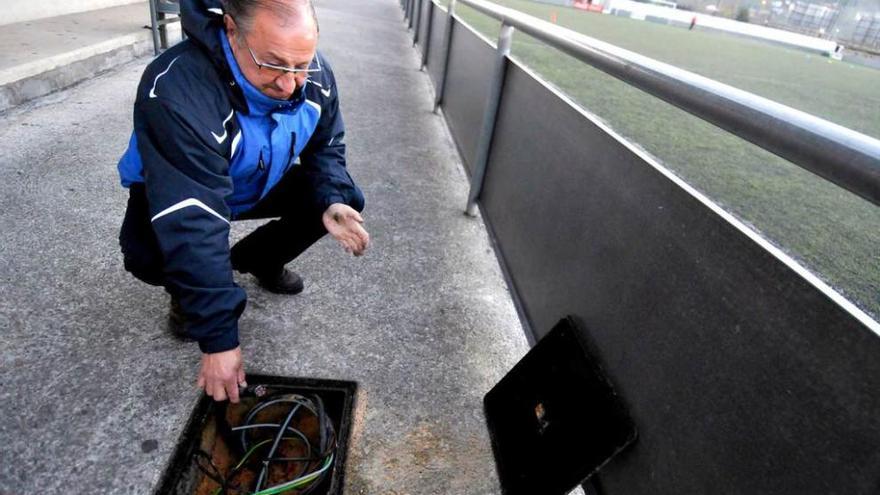 Un vecino señala la arqueta del cable robado en el Mundial 82.