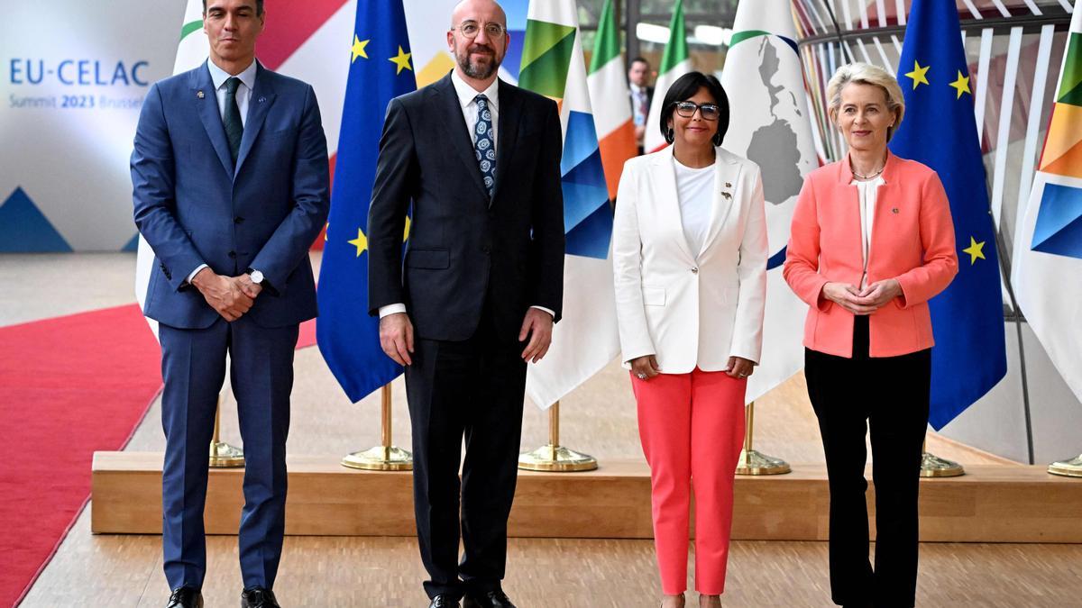 Delcy Rodriguez junto a Pedro Sanchez y lideres de la UE