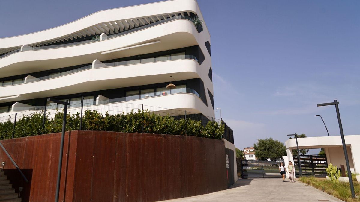 MLG (Fuengirola) 19-06-2025.- Vista de la puerta acordonada por el asesinato de una mujer en la urbanización Higuerón West
