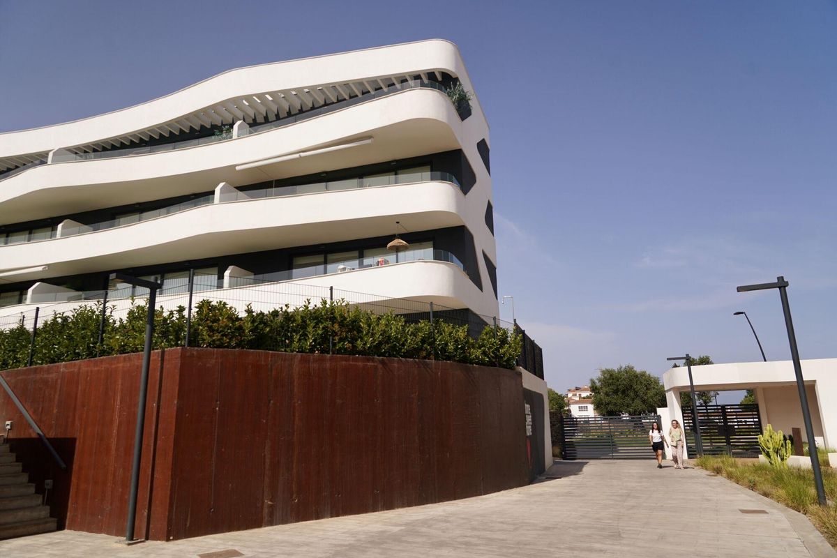 MLG (Fuengirola) 19-06-2025.- Vista de la puerta acordonada por el asesinato de una mujer en la urbanización Higuerón West