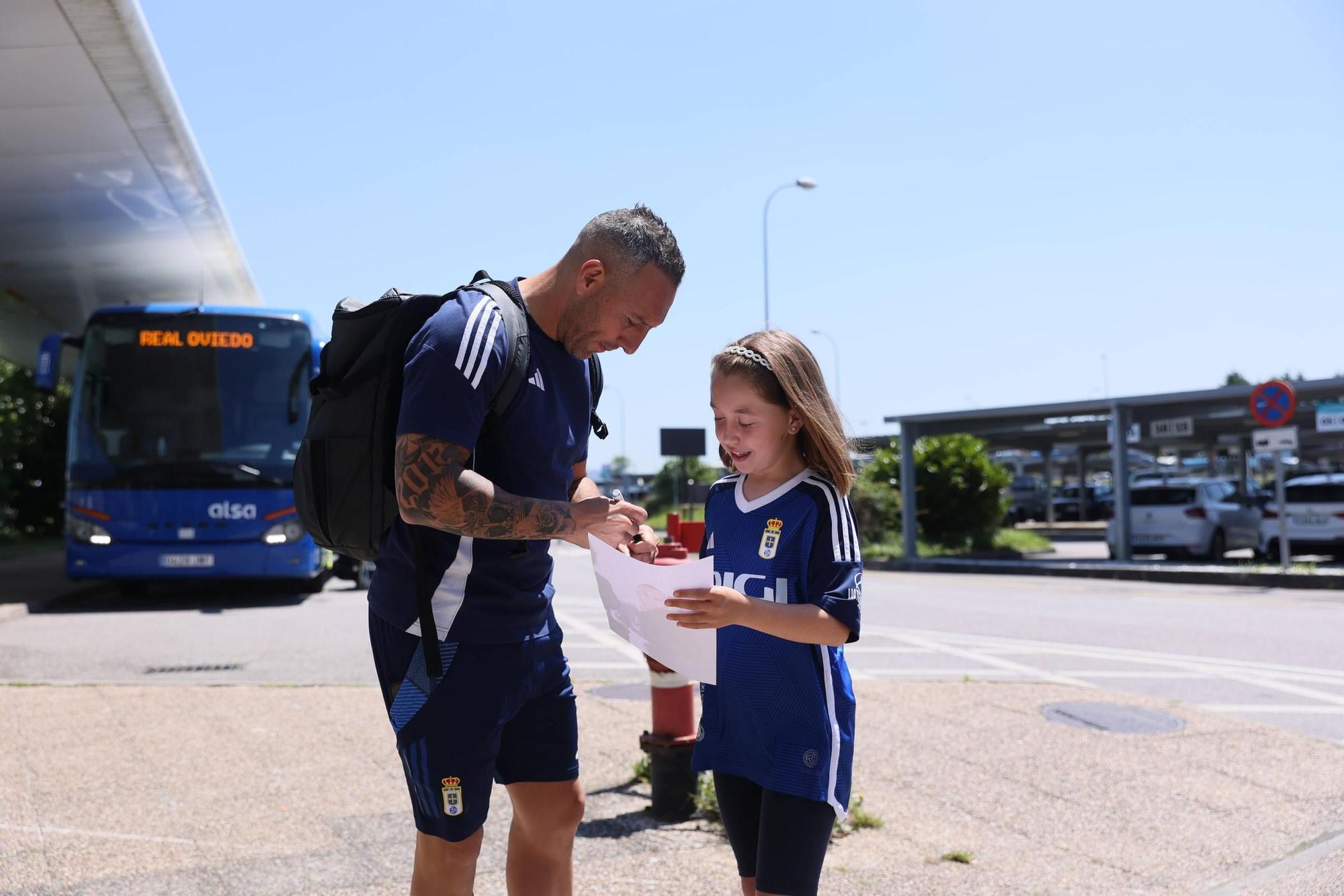 En imágenes: así fue la despedida de la afición azul al Real Oviedo en el Aeropuerto de Asturias