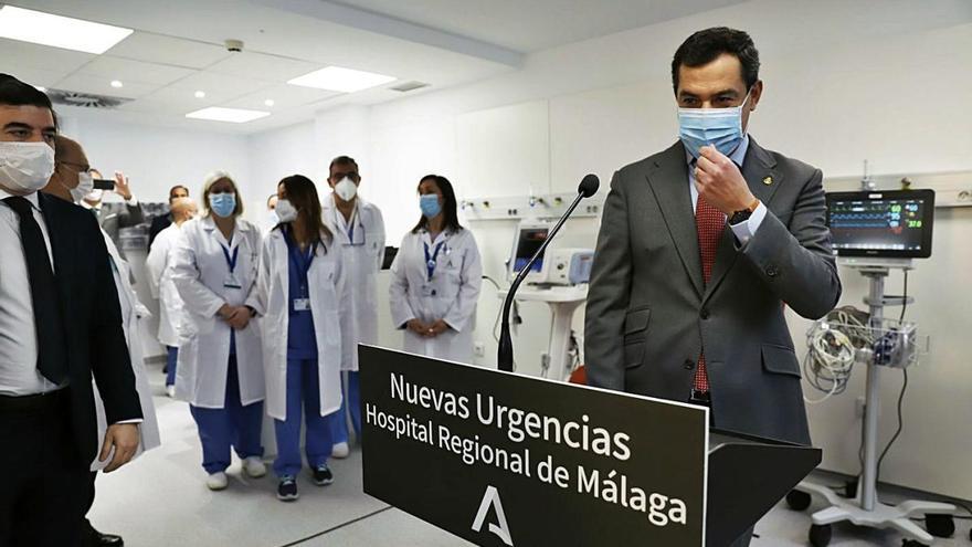 El presidente de la Junta, Juanma Moreno, ayer en las Urgencias del Hospital Regional.