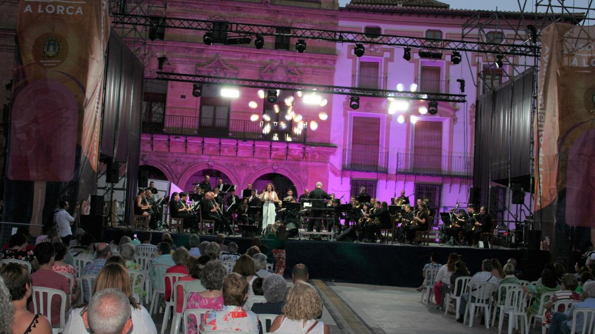 La cantante Tamara durante el concierto que ofreció en la Plaza de España junto a la Banda Municipal de Música dentro de la programación del festival ‘Asómate a Lorca’.