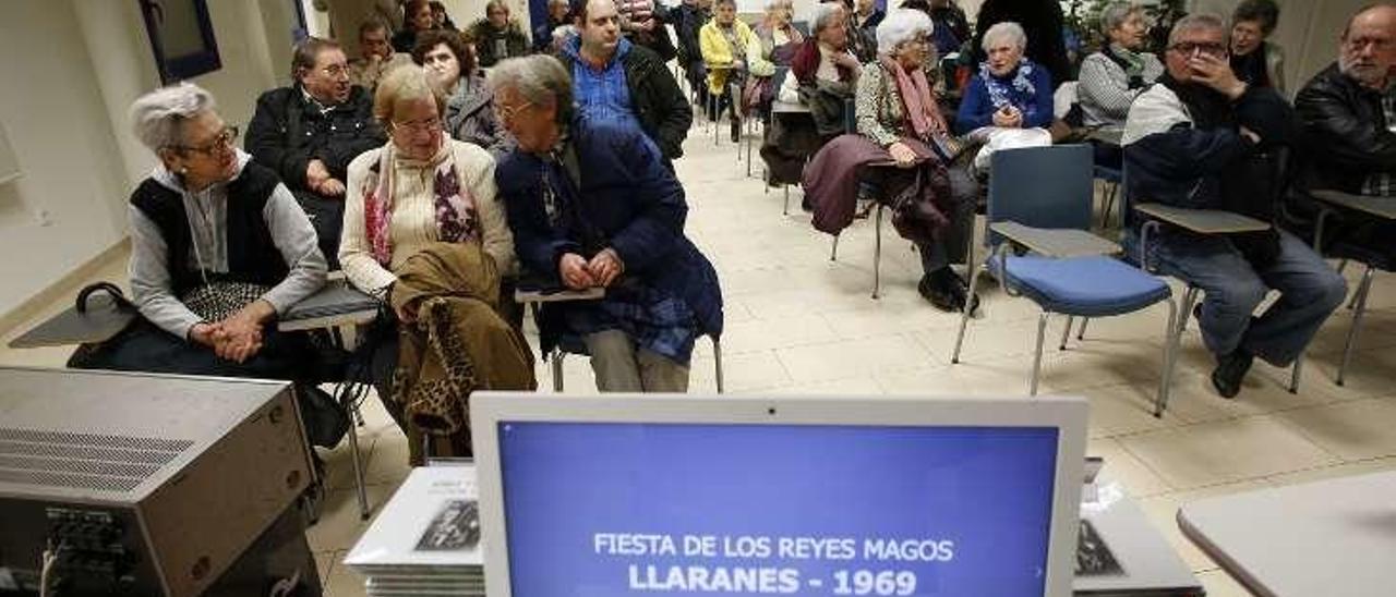 Asistentes a una de las actividades organizadas por el Club Popular de Cultura Llaranes, en el centro sociocultural.