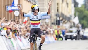 Evenepoel celebra su victoria al cruzar la meta en Zúrich
