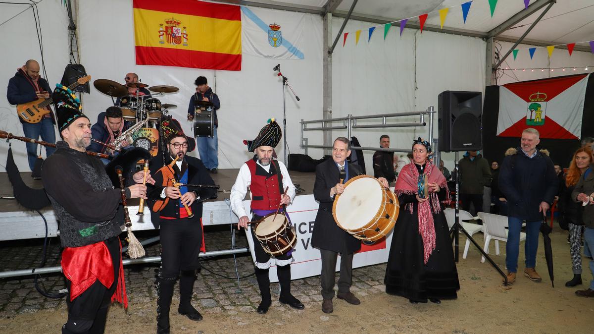 Abel Caballero toca el bombo en la celebración de las Candelas