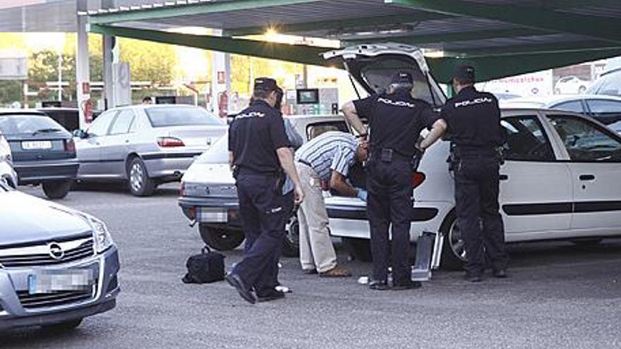 La Policía científica recoge huellas del automóvil en el que fue retenido el hombre.
