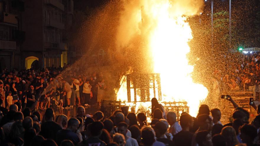 Vigo 'espanta' a las 'meigas' en su San Xoán con una gran hoguera y 'sardiñada' en la Praza do Berbés