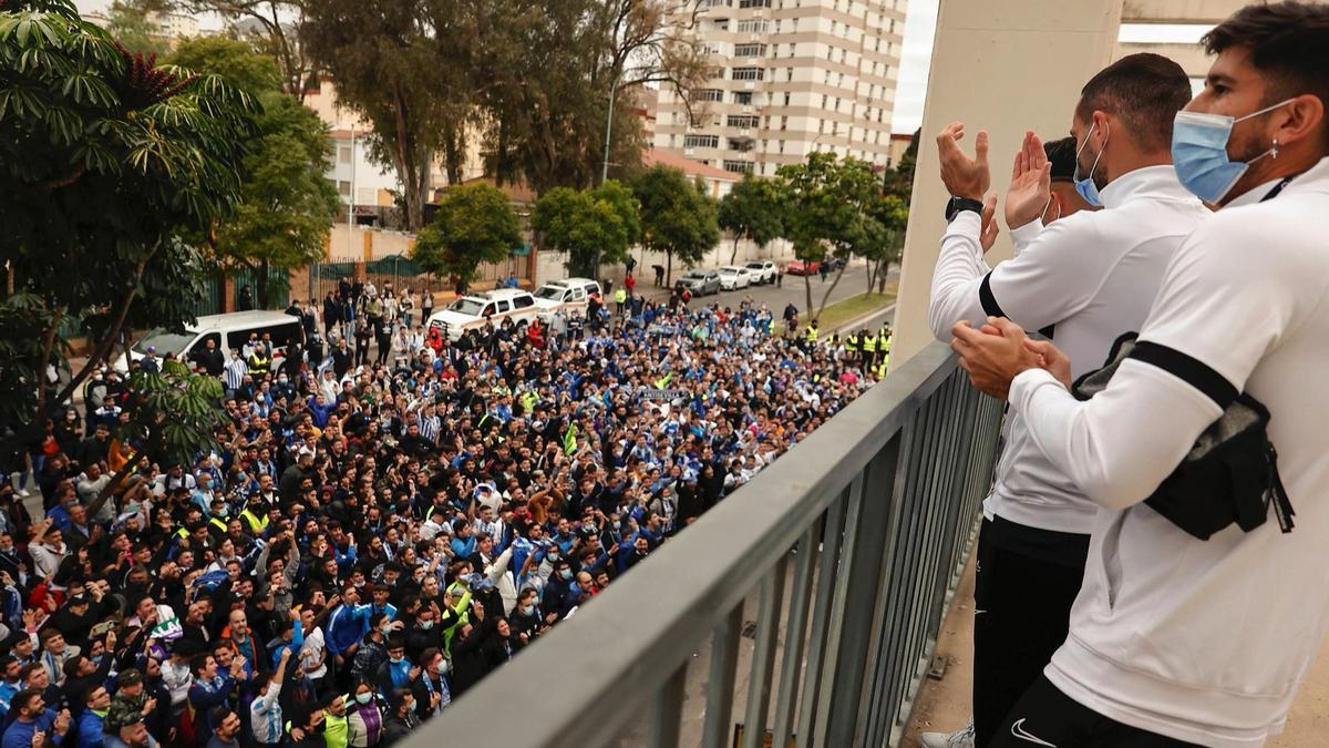 La afición y los jugadores blanquiazules, antes del encuentro frente a la UD Las Palmas