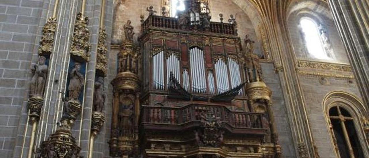 Órgano mayor de la catedral de Plasencia, que ha empezado a restaurarse.