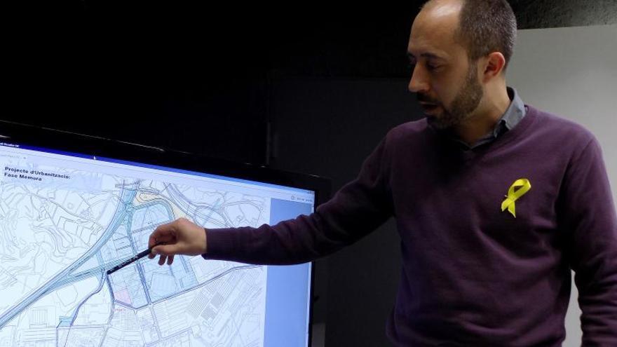 El regidor d&#039;Urbanisme, Marc Aloy, amb un mapa del polígon del Pont Nou