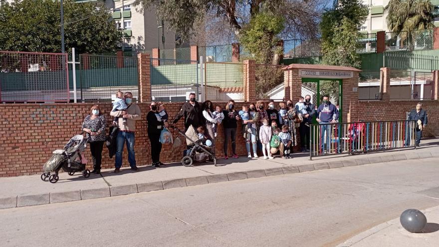 Un grupo de padres y familiares, la semana pasada con los niños, en la hora de salida de la guardería