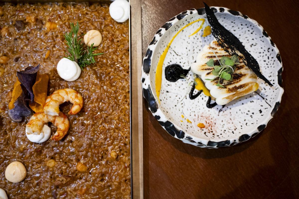 Arroz con presa y gambones y taco de bacalao con alioli de miel gratinado.