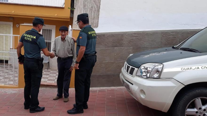 El anciano con los agentes de la Guardia Civil que localizaron.