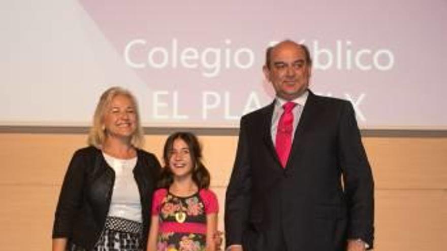 Ángela Verdú Piera, primer premio, con Maribel y Maximiliano Botella.