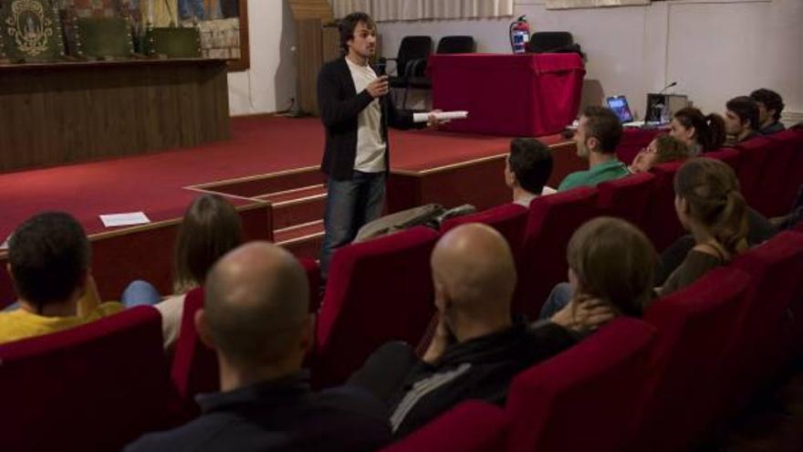 Miguel Pita, ayer, se dirige a los aficionados al montañismo en el salón de la Casa de Cultura.