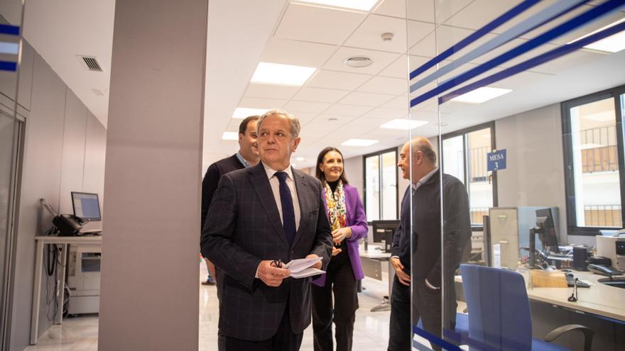 El presidente de la Diputación de Córdoba, Salvador Fuentes, visita la oficina del Instituto de Cooperación con la Hacienda Local de Priego de Córdoba.