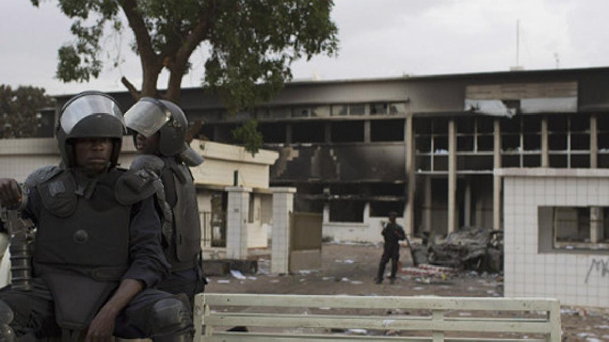 La guardia nacional custodia el edificio del Parlamento de Burkina Faso, ayer, en Uagadugú.