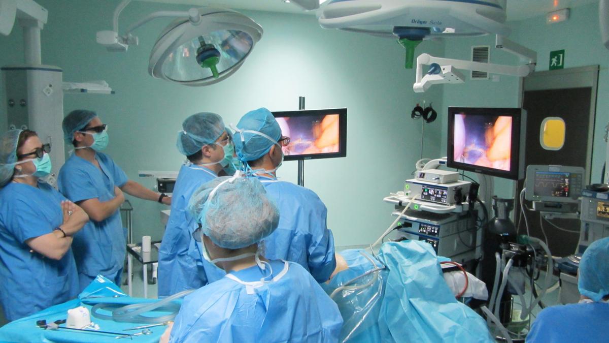Archivo - Operación de obesidad con cirugía bariátrica y visión en 3D