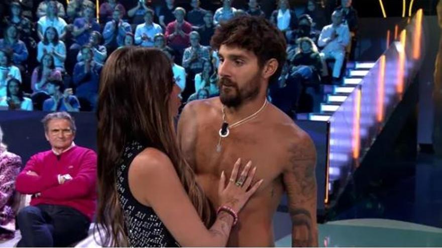Tensión en el plató de Supervivientes: la hermana y el padre de un concursante huyen tras descubrirse la infidelidad