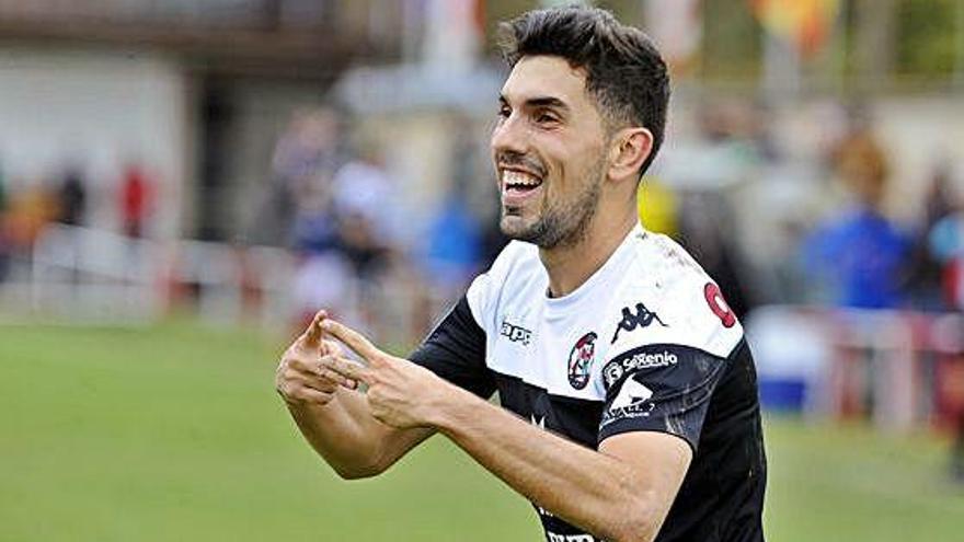 Carlos Ramos, que hizo doblete, celebra uno de sus goles, ayer.