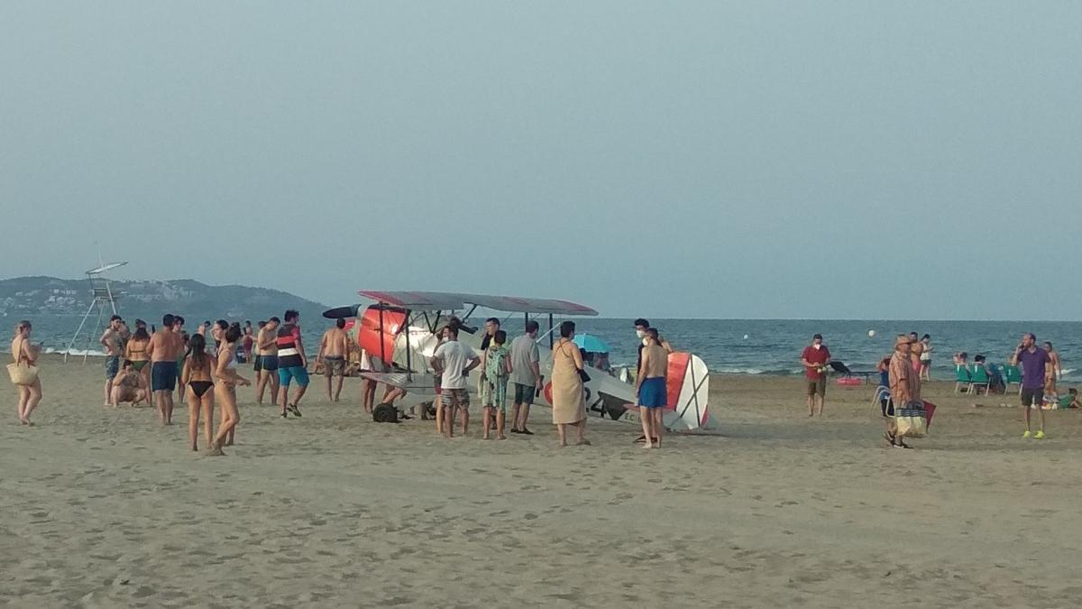 Una avioneta aterriza de emergencia en la Playa de Gurugú