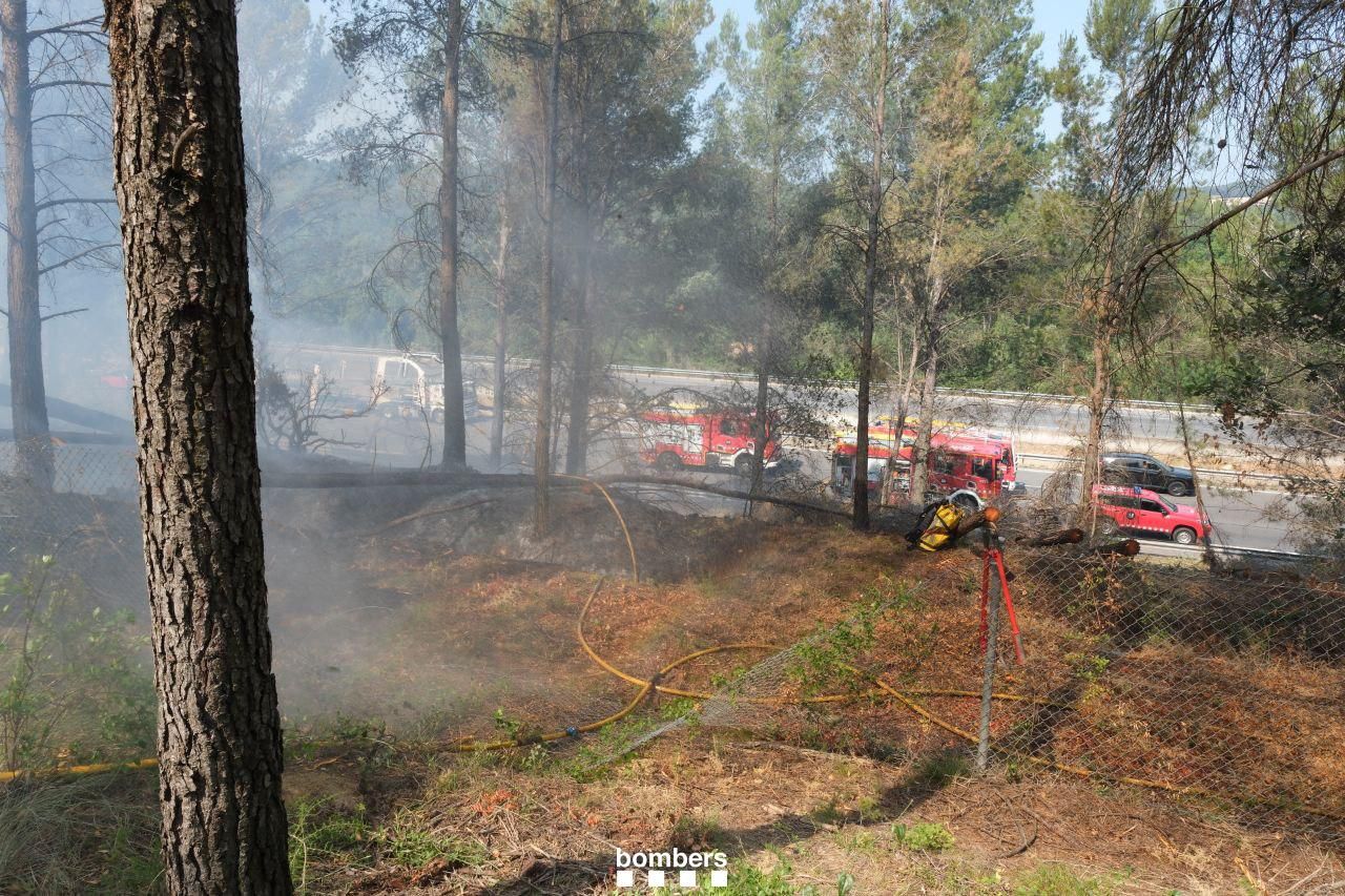 Les imatges de l'incendi forestal de Bàscara que ha començat per l'incendi d'un cotxe a l'AP-7
