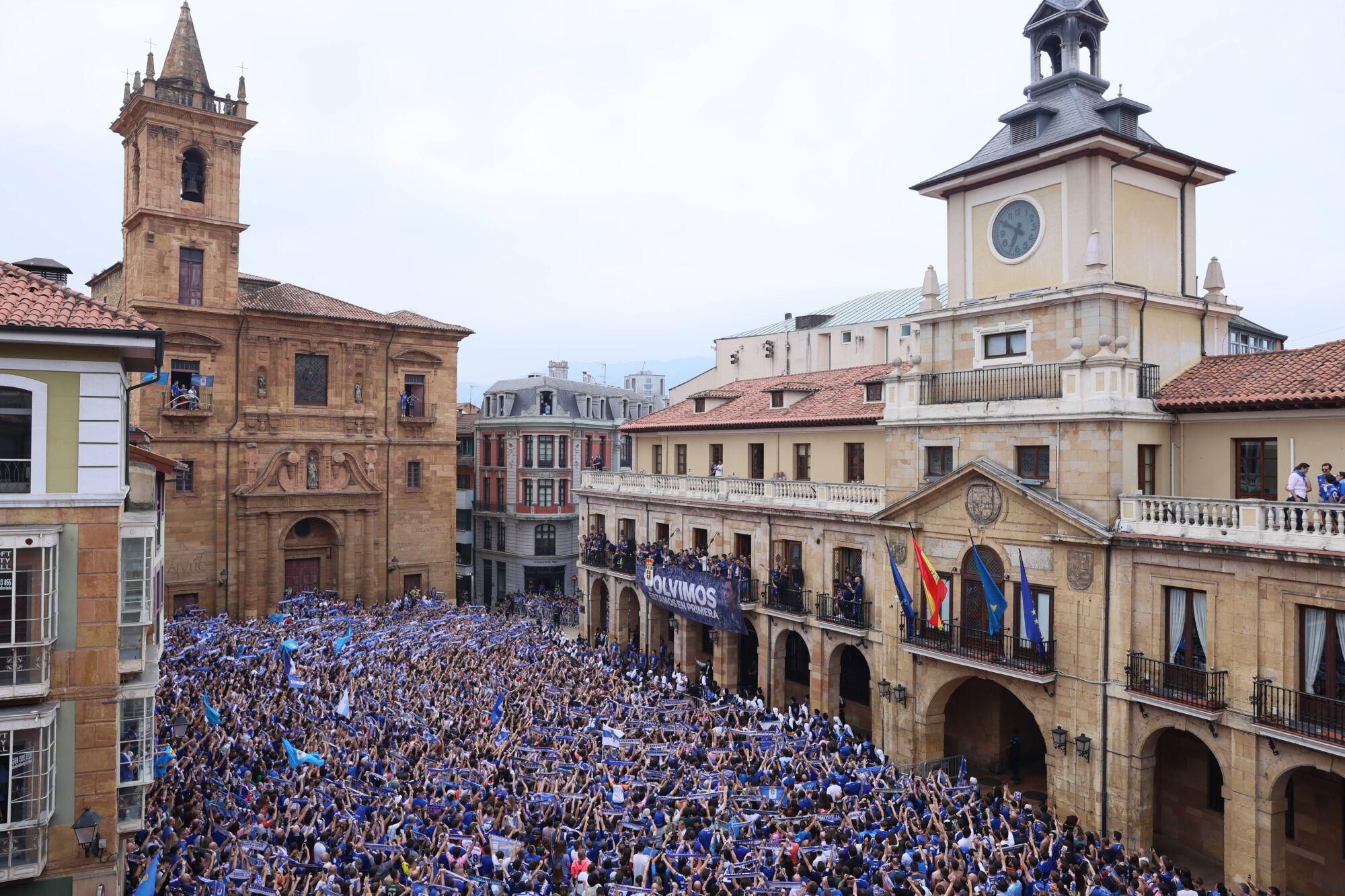 Locura azul en las calles de Oviedo para celebrar el ascenso del equipo a Primera División